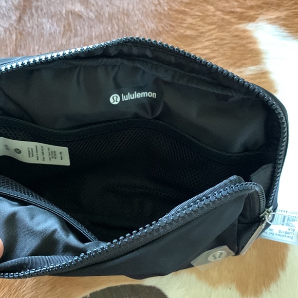 Everywhere Belt Bag Large 2L - Black - Picture 3 of 3